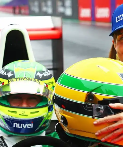 Un magico giro di pista: le foto di Lewis Hamilton sull’auto di Ayrton Senna