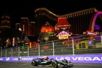 Lewis Hamilton brilla nella prima notte di Las Vegas