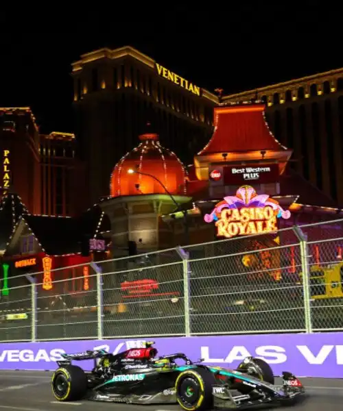 Lewis Hamilton brilla nella prima notte di Las Vegas