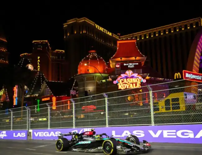 Lewis Hamilton brilla nella prima notte di Las Vegas