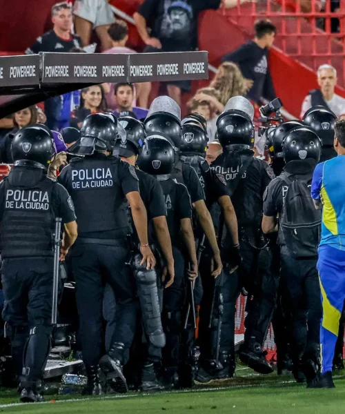 Caos in campo e sugli spalti: l’arbitro esce scortato dalla polizia. Foto