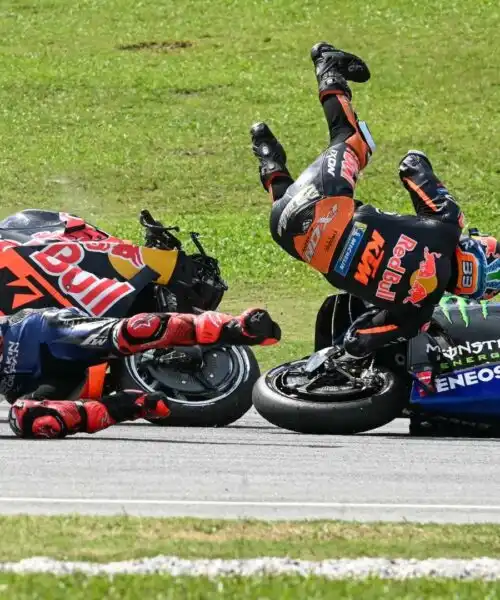 GP Malesia: pauroso incidente al via, bandiera rossa