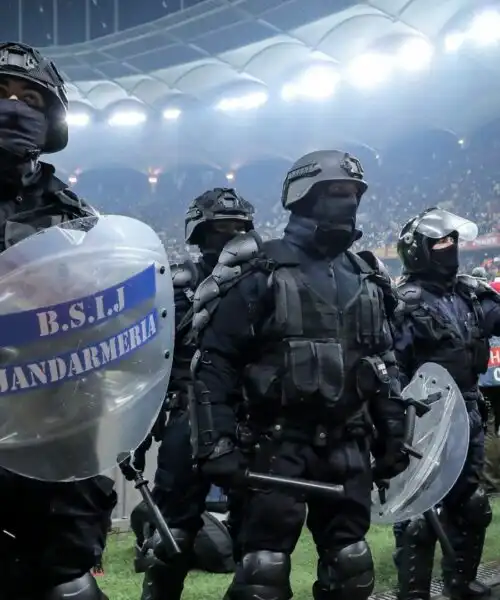 La partita finisce malissimo: polizia schierata, i calciatori abbandonano il campo. Foto