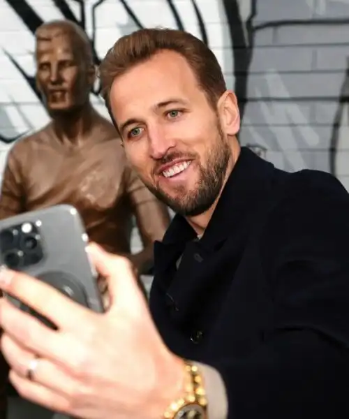 La statua per Harry Kane non convince quasi nessuno: “Terrificante”. Foto