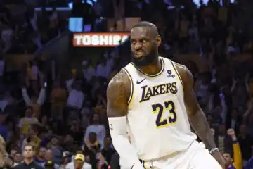 LeBron James da sogno: quarta tripla doppia consecutiva e successo con San Antonio