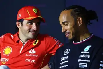 Ferrari a due velocità: Lewis Hamilton bloccato per i test, Carlos Sainz no