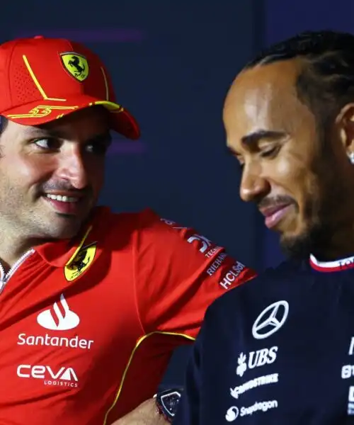 Ferrari a due velocità: Lewis Hamilton bloccato per i test, Carlos Sainz no