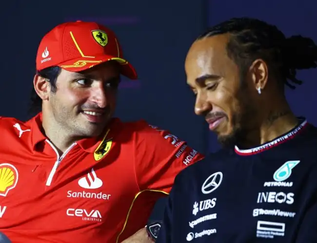 Ferrari a due velocità: Lewis Hamilton bloccato per i test, Carlos Sainz no