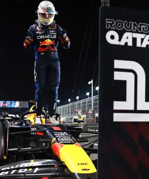 Squillo Verstappen in Qatar: è in pole position. Ferrari ancora dietro le McLaren