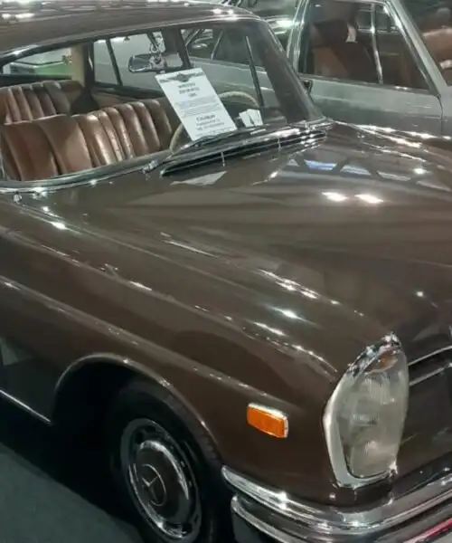 Splendida e compatta la Mercedes-Benz 220Sb del 1965: le foto