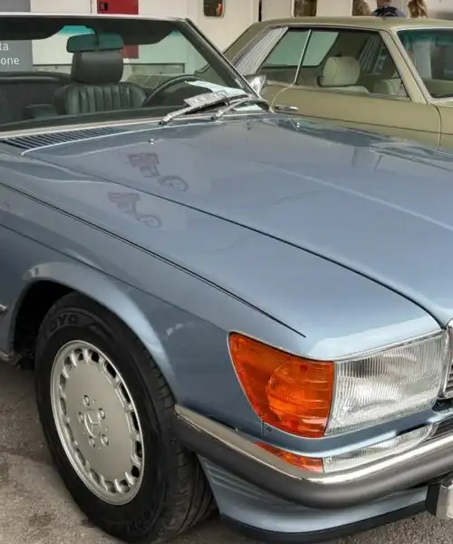 Mercedes Benz 560 SL, un classico senza tempo: le foto