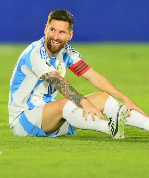 Messi furente con l’arbitro: gesto mai fatto prima. Le foto