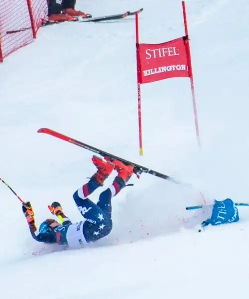 Mikaela Shiffrin, spaventosa caduta nel gigante di Killington. Guarda il video