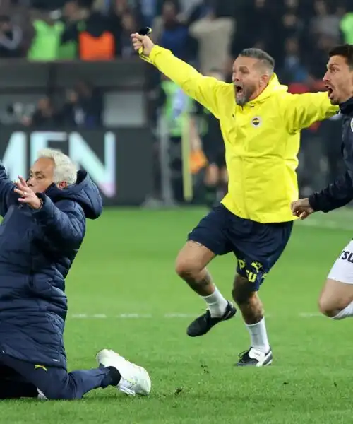 Mourinho cade e rotola in campo: ora rischia la squalifica. Le foto