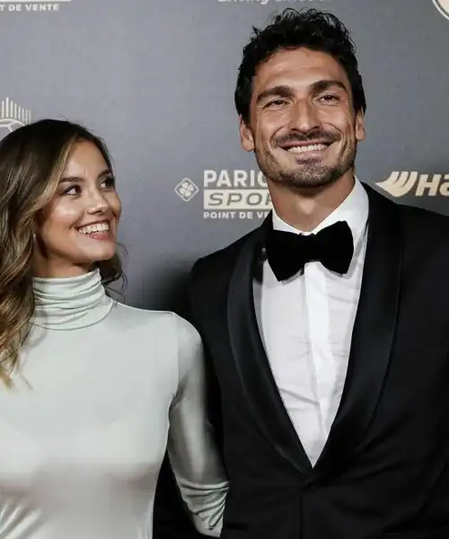 Hummels sfila orgoglioso con la sua nuova fidanzata a Parigi: le immagini