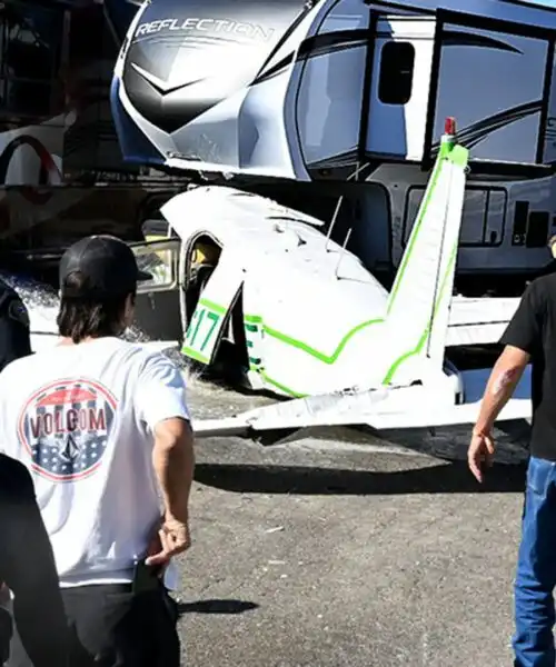 Un aeroplano si schianta dentro l’autodromo scatenando il caos: le foto