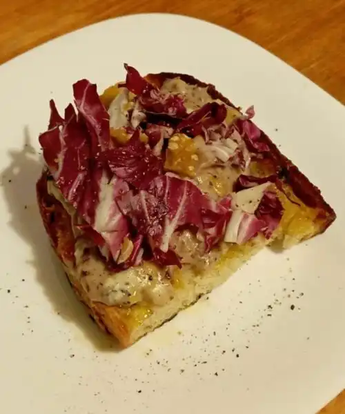 Scrocchiarella chic: gorgonzola, noci e radicchio per un antipasto da chef. Le foto