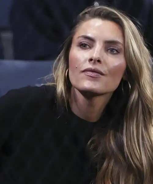 Sophia Thomalla orgogliosa scherza sul trofeo del fidanzato Zverev: le foto