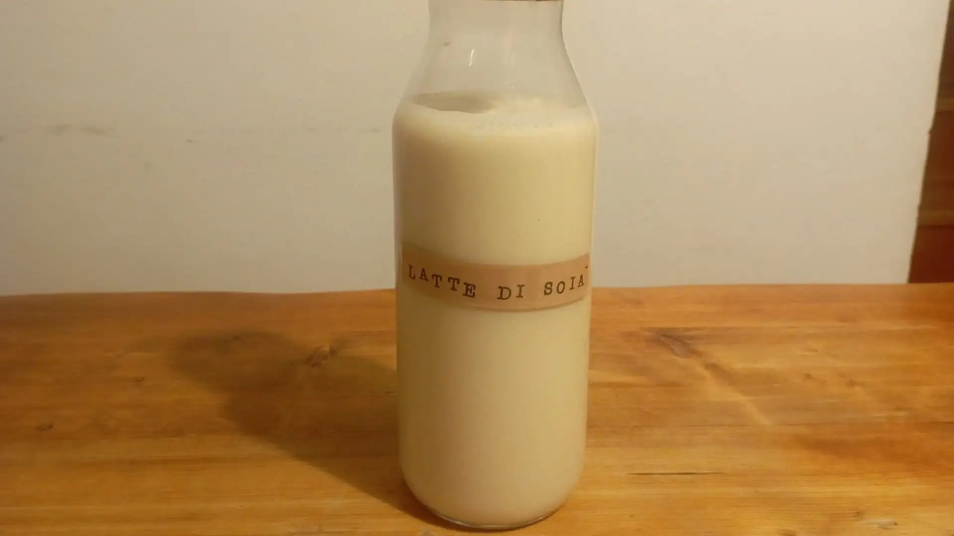 Il latte di soia deriva dalla macerazione e spremitura dei semi di soia, un'alternativa vegetale al latte tradizionale
