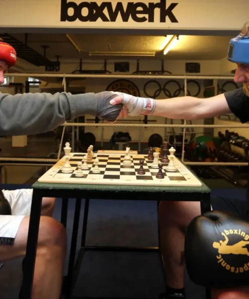 Tra una mossa e l’altra ci si prende a botte: le foto del chessboxing