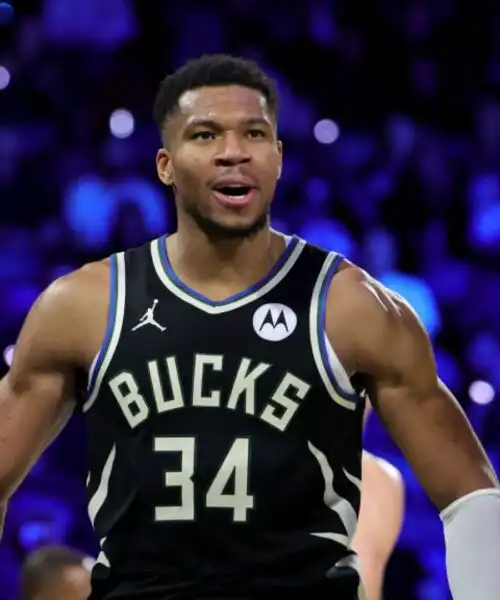 Giannis Antetokounmpo e i Milwaukee Bucks in trionfo