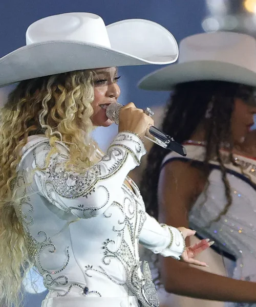 Le foto della sfolgorante Beyoncé in versione cowgirl allo show di Natale della NFL