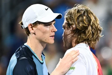 Andrey Rublev scende in campo per difendere Jannik Sinner