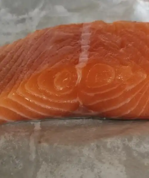 Come riconoscere il salmone fresco: 10 consigli per non farsi fregare. Le foto