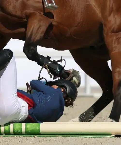 Disarcionata dal cavallo sbatte sull’ostacolo: le foto della botta pazzesca