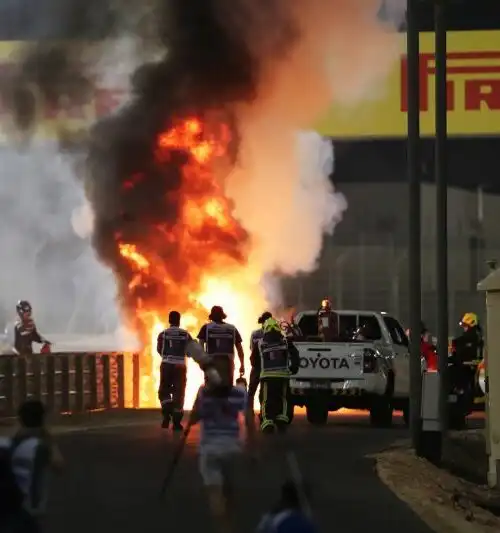 Uno degli incidenti più spaventosi di sempre: le foto del miracolo di Romain Grosjean