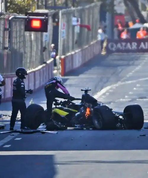 L’auto non parte e gli altri lo travolgono: le foto dell’incidente