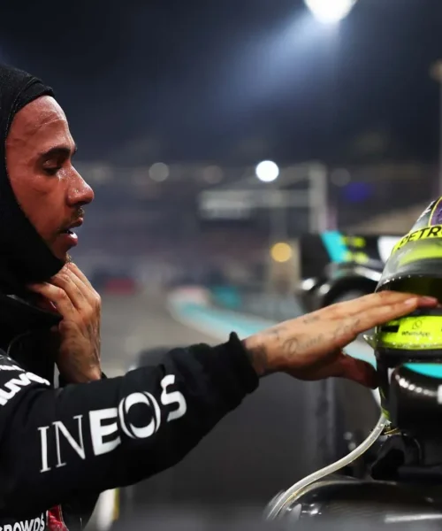 Lewis Hamilton si commuove dopo l’ultimo Gp in Mercedes: le foto