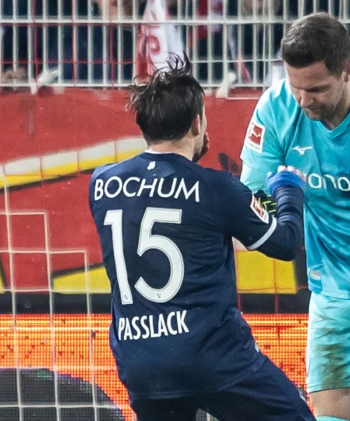 Portiere colpito da un accendino, partita sospesa: vergogna in Bundesliga. Foto