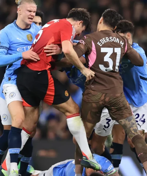 Rissa nel derby di Manchester, situazione fuori controllo: le immagini