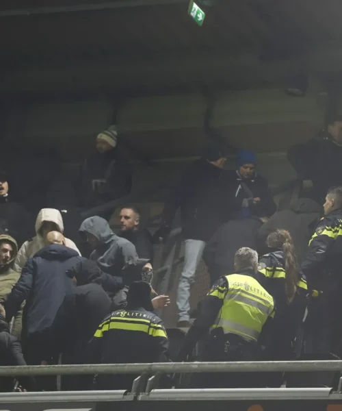 Scontri sugli spalti, un tifoso cade dalla tribuna e la partita viene sospesa. Foto