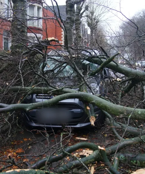 Violenta tempesta su Liverpool, la partita non si gioca: foto