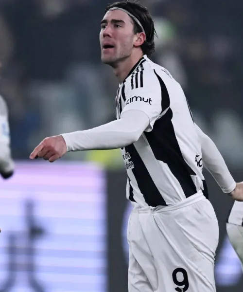 Clamoroso: i tifosi della Juve insultano Vlahovic, che reagisce. Le foto