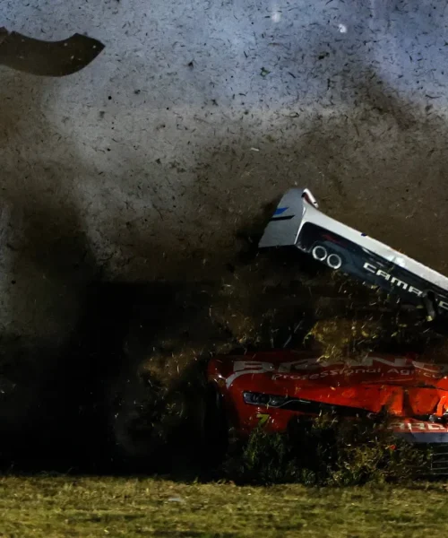 Volano pezzi di auto: le foto dello spaventoso incidente