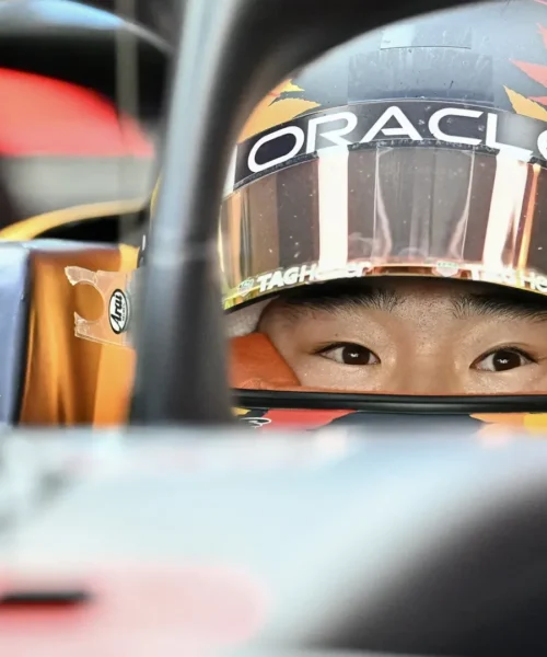 Yuki Tsunoda fa il suo debutto sulla Red Bull: le foto dell’esordio