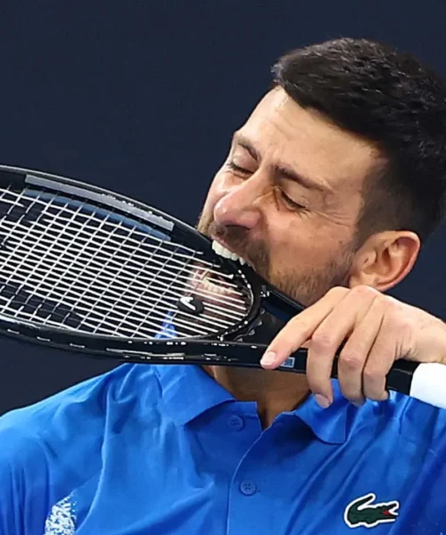 Djokovic perde con Kyrgios e si mangia la racchetta: le foto del sorprendente gesto