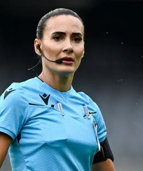 L’arbitra Emanuela Rusta denuncia il sessismo nei suoi confronti: le foto