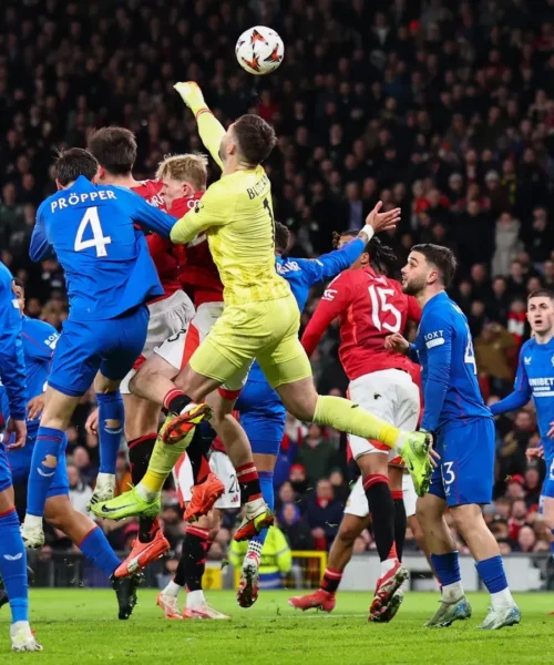 Errore clamoroso di Jack Butland: butta il pallone nella sua porta. Foto