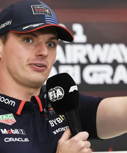 L’ex campione del mondo snobba e punge Max Verstappen: le foto