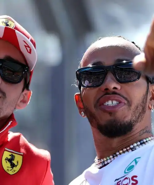 Lewis Hamilton, primo post su LinkedIn da ferrarista