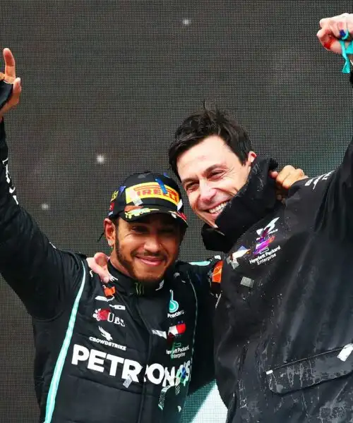 Lewis Hamilton fa ingelosire Toto Wolff