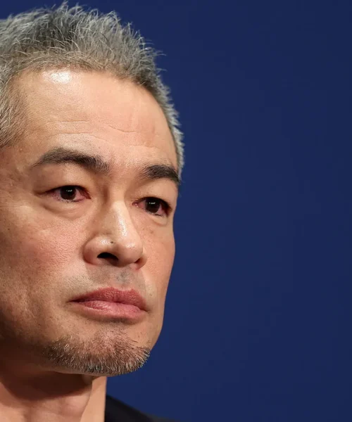 Ichiro Suzuki fa la storia e si commuove: le immagini