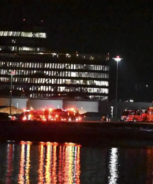 Scontro fra un aereo e un elicottero: tra le vittime atleti del pattinaggio