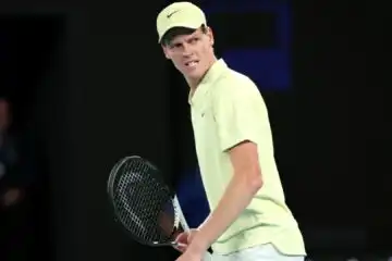 Australian Open: Jannik Sinner vola in semifinale, Alex de Minaur strapazzato