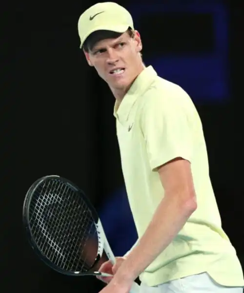 Australian Open: Jannik Sinner vola in semifinale, Alex de Minaur strapazzato