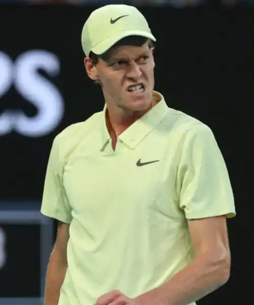 Australian Open, Jannik Sinner domina il tie-break del primo set contro Ben Shelton